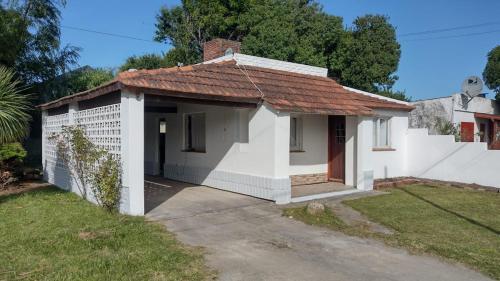 a small white house with a red roof at Casa Mar de Cobo in Mar de Cobo