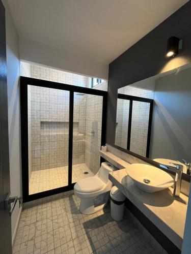 une salle de bain avec toilettes, lavabo et douche dans l'établissement Casa Privada Acapulco, à Acapulco