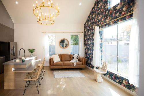 Μια τηλεόραση ή/και κέντρο ψυχαγωγίας στο Family 1BR Retreat Near Airport & Studios , EV