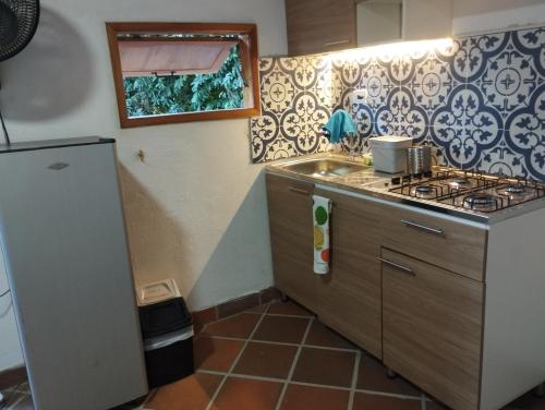 a small kitchen with a sink and a stove at Sistarasta in Palomino