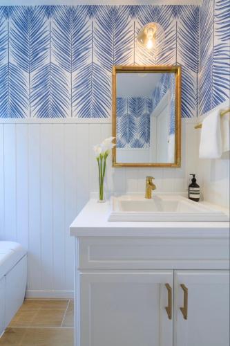 a bathroom with a sink and a mirror at Seaside Cottage Sumuide in Nago