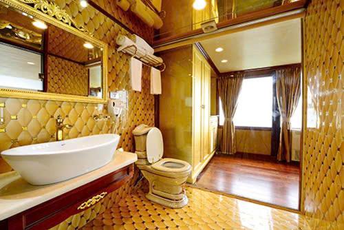 La grande salle de bains est pourvue d'un lavabo et de toilettes. dans l'établissement Golden Cruise luxury, à Hạ Long