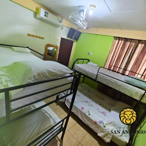 Ένα ή περισσότερα κρεβάτια σε δωμάτιο στο Hostal San Antonio