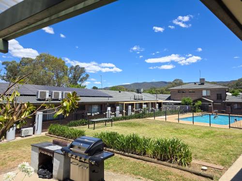 Hồ bơi trong/gần Tumut Valley Motel Pet Friendly