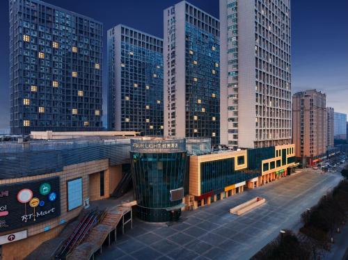 una vista di una città con edifici alti di Atour Light Hotel Xuzhou Tongshan Wanda Plaza a Xuzhou