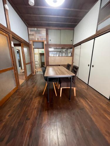 a large room with a table and chairs in it at 懐かしい日本の家 nostalgic Japanese house For-R Uwamachi Share House in Yokosuka