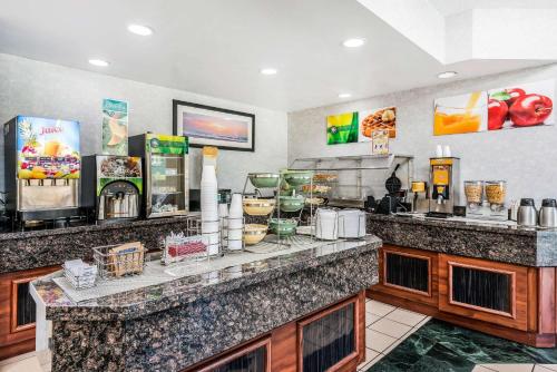 Η κουζίνα ή μικρή κουζίνα στο Quality Inn