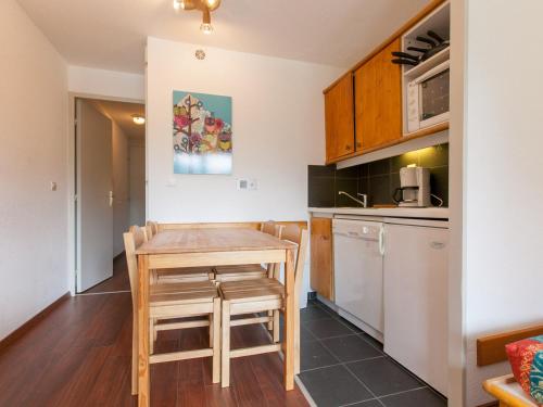une petite cuisine avec une table en bois et un comptoir dans l'établissement Appartement 2 pièces pour 5 personnes avec balcon à Avoriaz - FR-1-314-287, à Morzine