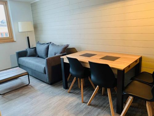 un salon avec une table et un canapé dans l'établissement Appartement cosy 4 pers, 28m², Avoriaz centre, proche pistes et commerces - FR-1-314-294, à Morzine