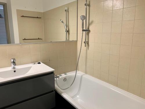 une salle de bain avec une baignoire, un lavabo et une douche dans l'établissement Appartement cosy 4 pers, 28m², Avoriaz centre, proche pistes et commerces - FR-1-314-294, à Morzine