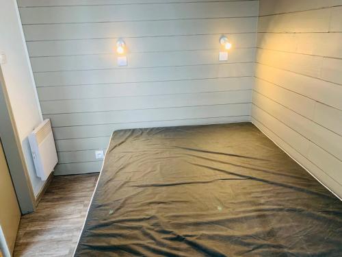 un garage avec un sol en béton et deux lumières dans l'établissement Appartement cosy 4 pers, 28m², Avoriaz centre, proche pistes et commerces - FR-1-314-294, à Morzine