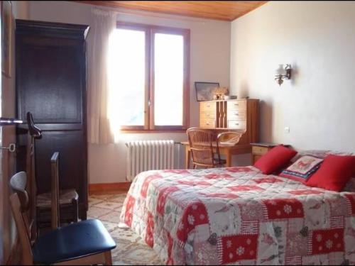 une chambre avec un lit, une table et une fenêtre dans l'établissement Chalet calme 11 pers. rénové, proche pistes, jardin, parking - FR-1-592-77, à Bolquère-Pyrénées 2000