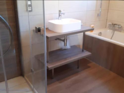 une salle de bain avec un lavabo et une douche en verre dans l'établissement Chalet calme 11 pers. rénové, proche pistes, jardin, parking - FR-1-592-77, à Bolquère-Pyrénées 2000