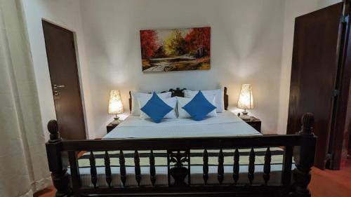 Una cama o camas en una habitación de Ocean Breeze villa
