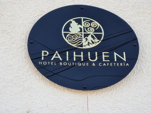 a sign for a hotel boutique and cafeteria at Hotel boutique Paihuen in Valparaíso