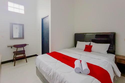 Кровать или кровати в номере RedDoorz Syariah near RSUD Kajen Pekalongan