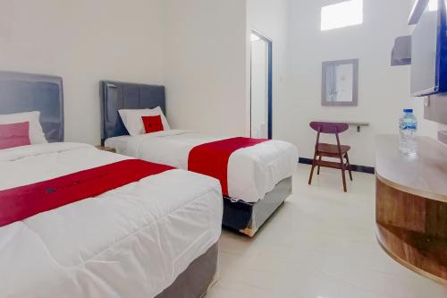 Кровать или кровати в номере RedDoorz Syariah near RSUD Kajen Pekalongan