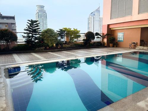 マニラにあるLuxury Condo in Manila Bay near US Embassyの高層ビルの前にあるスイミングプール