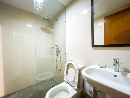 マニラにあるLuxury Condo in Manila Bay near US Embassyのトイレ、洗面台、鏡を備えたバスルーム