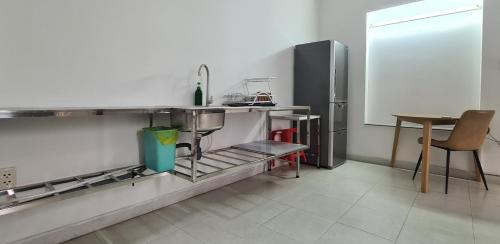 Shanti-blissed corner of Saigon river's end في مدينة هوشي منه: مطبخ مع ثلاجة ستانلس ستيل وطاولة