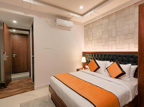 Postel nebo postele na pokoji v ubytování Hotel Vijaydeep Place Near Delhi Airport