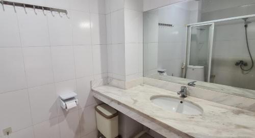 Shanti-blissed corner of Saigon river's end في مدينة هوشي منه: حمام أبيض مع حوض ودش