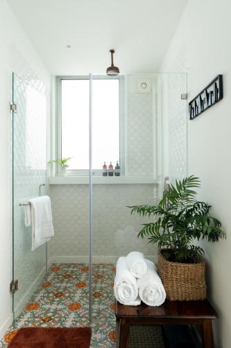 Bilik mandi di La Zorita, Luxurious 3 BHK with Private Pool, 10 mins from Anjuna Beach, Kitchen, Security, Terrace, Patio & Wifi