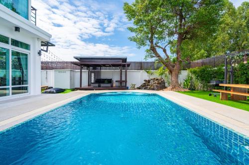 Bazén v ubytování Moon Shade Pool Villa Pattaya nebo v jeho okolí