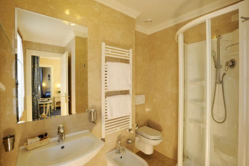 Ett badrum på Hotel Ca' Formenta