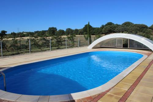- une piscine avec un pont dans l'établissement Maison Abricot et Orange, à Aspiran