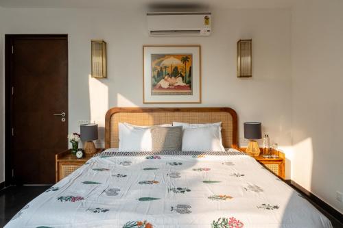 Katil atau katil-katil dalam bilik di La Zorita, Luxurious 3 BHK with Private Pool, 10 mins from Anjuna Beach, Kitchen, Security, Terrace, Patio & Wifi