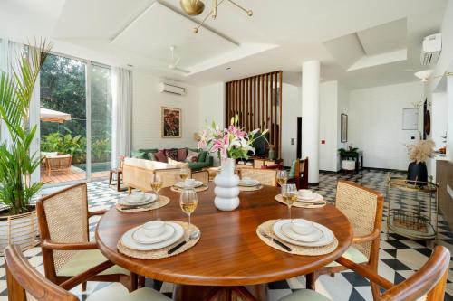 Ruang duduk di La Zorita, Luxurious 3 BHK with Private Pool, 10 mins from Anjuna Beach, Kitchen, Security, Terrace, Patio & Wifi