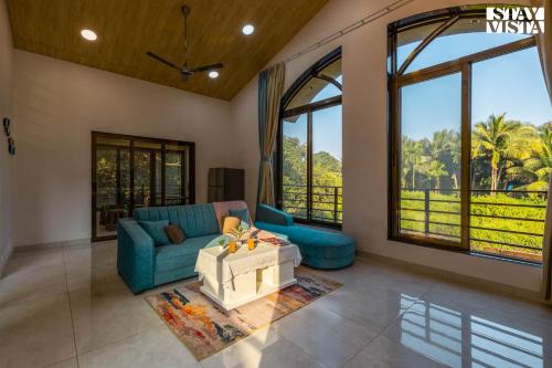 Posezení v ubytování Areca Breeze by VEO - Part of StayVista with Pool