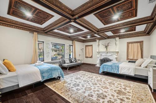 Ένα ή περισσότερα κρεβάτια σε δωμάτιο στο Stunning Roman Design 7Bed5Bath in Heart San Jose