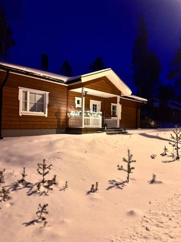 a house in the snow at night at Villa Polar Ylläs, Äkäslompolo in Äkäslompolo