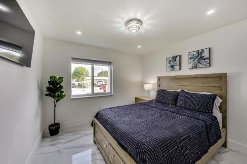 a bedroom with a bed and a window at Luxurious Tropical Private Oasis by Mia Airport in Hialeah
