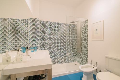 Een badkamer bij Camoes Deluxe Bairro Alto