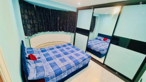 Ένα ή περισσότερα κρεβάτια σε δωμάτιο στο Luxury 2 bed house with parking next to station and all shops