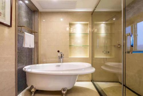Bilik mandi di Tianmu Lake Jingbo Lake View Hotel