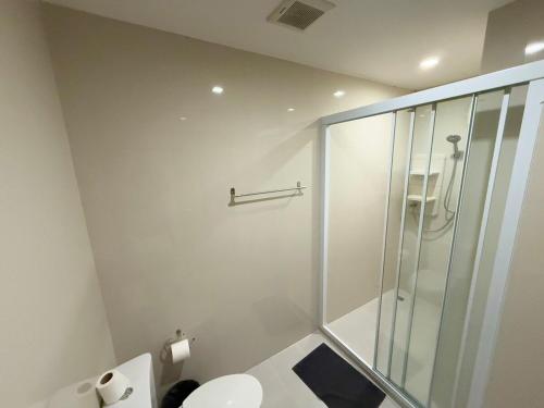 un bagno bianco con doccia e WC di The Base - Spacious 70sqm, 2 Bedroom, 2 bathroom, Penthouse Condo - Pattaya City Centre - 592 a Centro di Pattaya