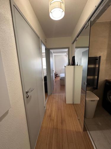 un couloir avec une porte menant à une chambre dans l'établissement Appartement Bordeaux Centre Parking, à Bordeaux