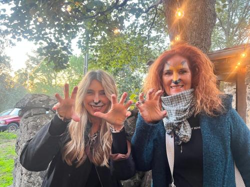 two women with their hands in the air at POGGIO ROSETO in Randazzo