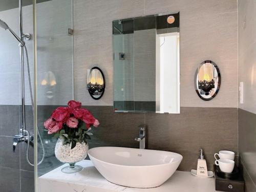 a bathroom with a white sink and a mirror at Nana House Huong River Retreat in Thôn Trường Giang