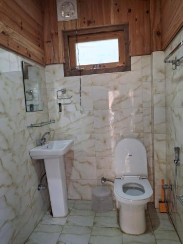 BanjārにあるHideaway holtのトイレと洗面台付きのバスルーム
