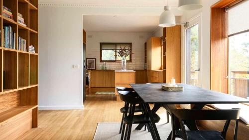 a dining room and kitchen with a table and chairs at Máple House Daylesford in Daylesford