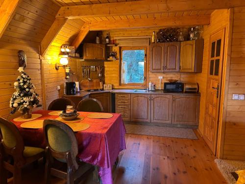 a kitchen with a table in a cabin at Wichrowe Wzgórze 4 in Rajcza