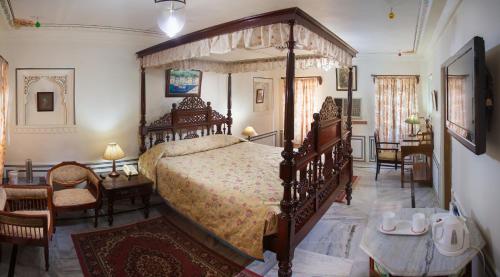 Postel nebo postele na pokoji v ubytování Hotel Pushkar Palace