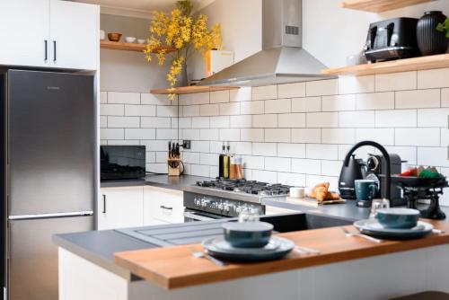 a kitchen with a stove and a counter top at Prospect Cottage Ballarat in Ballarat