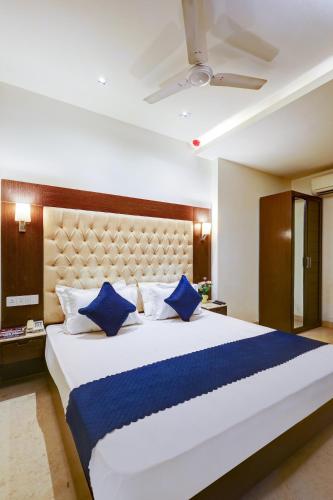 Ένα ή περισσότερα κρεβάτια σε δωμάτιο στο Hotel The Metropolis Tourist Near Connaught Place And Ramakrishna Ashram Marg Metro Station