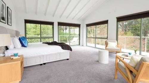 Una cama o camas en una habitación de Olive Grove